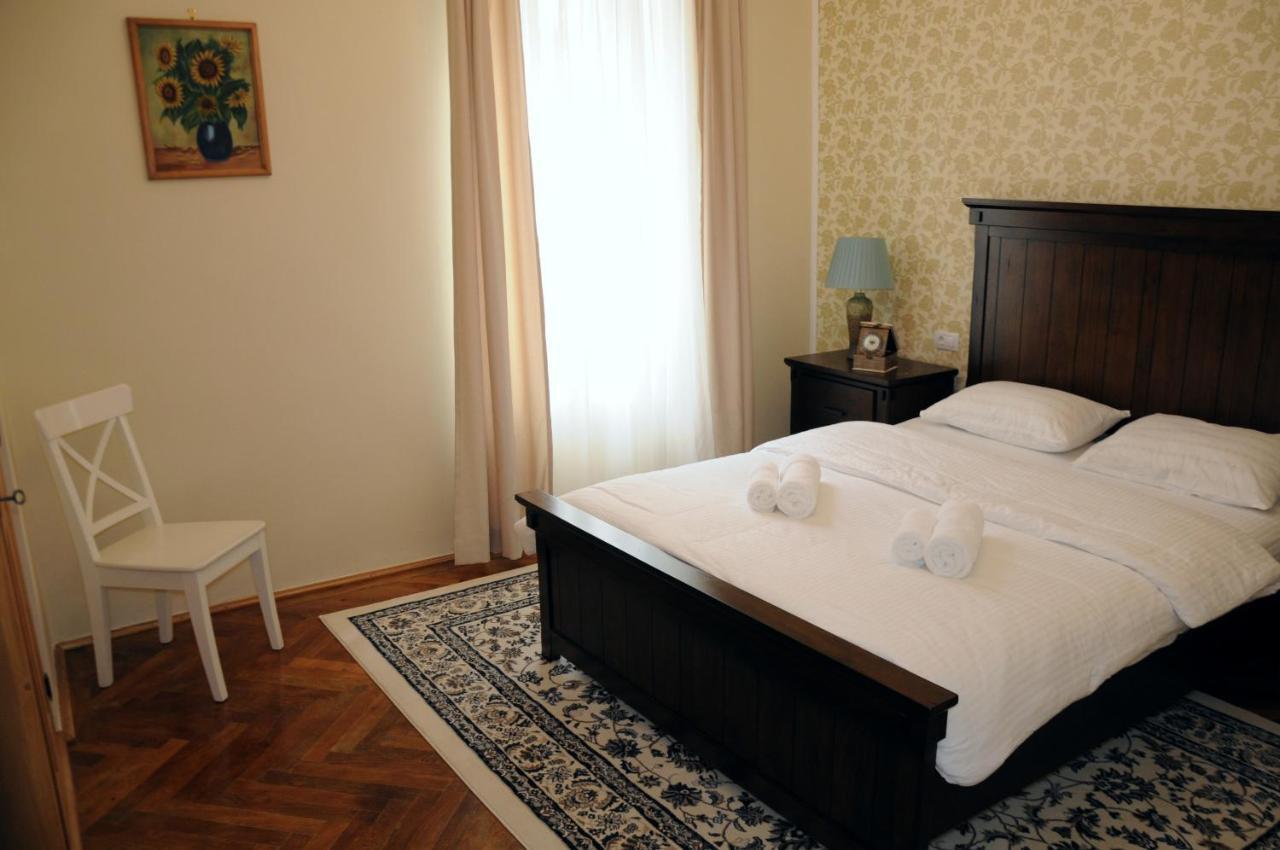 Black Gate - 2 Bedroom Apartment In The Heart Of Old Town With Free Private Secured Parking Brașov Exterior foto